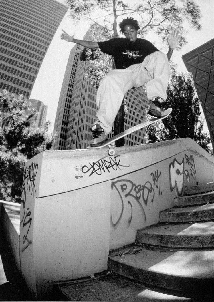 Skater saltando sobre una escalera de cemento